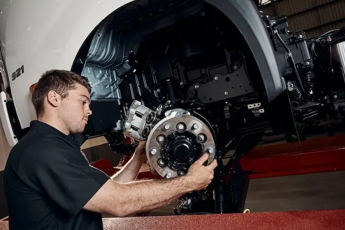 Entretien camion Hino : 7 conseils essentiels pour une fiabilité durable